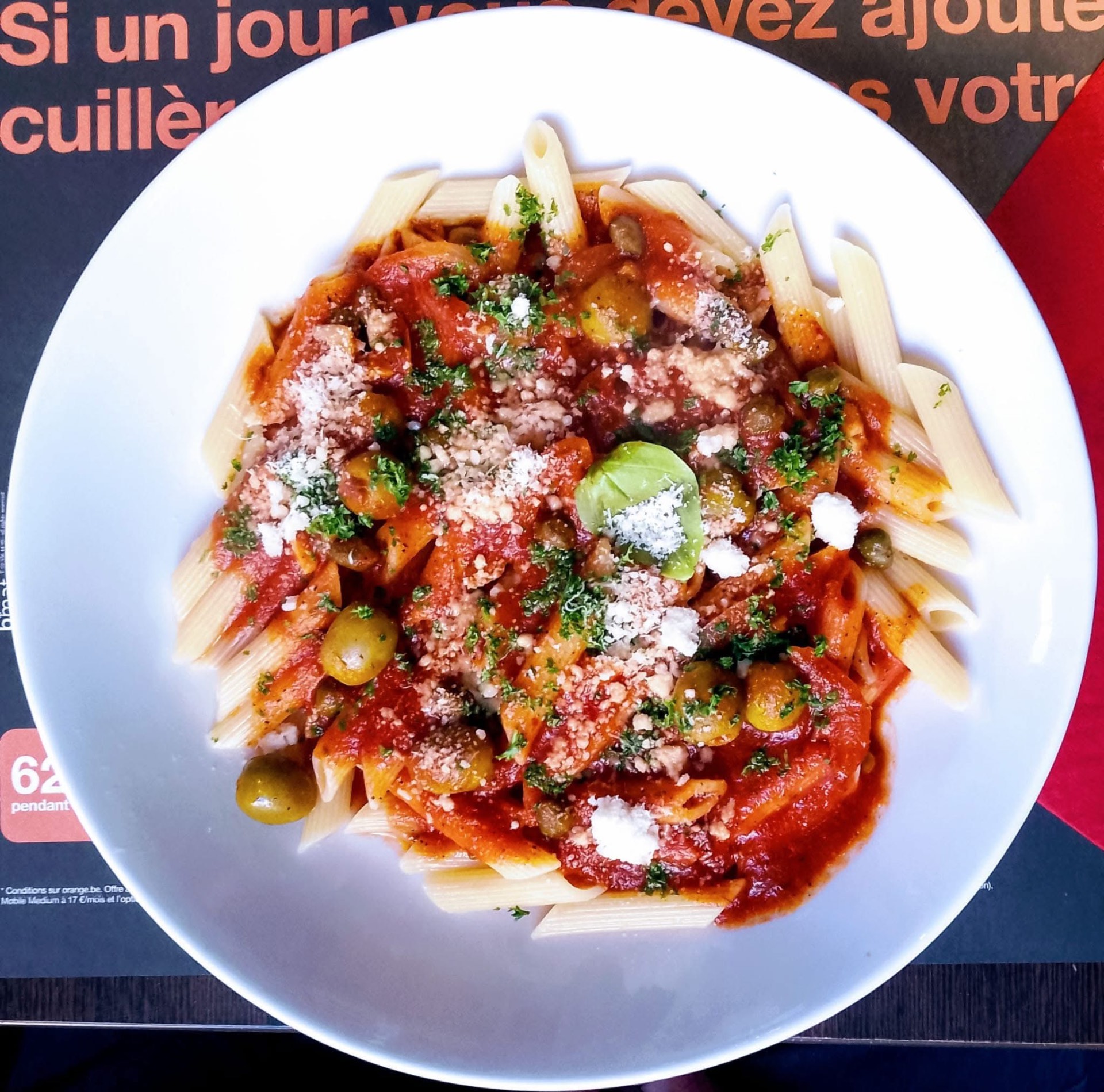 Penne à la sauce tomate, olives, câpres et parmesan